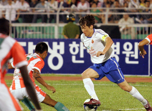 Park Ji Sung ghi bà n trên sân Thống Nhất