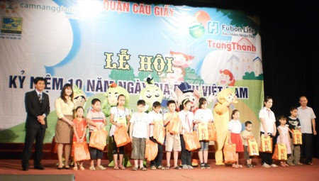 Trao 240 phần quà  cho học sinh nghèo học giửi dịp Ngà y gia đình Việt Nam