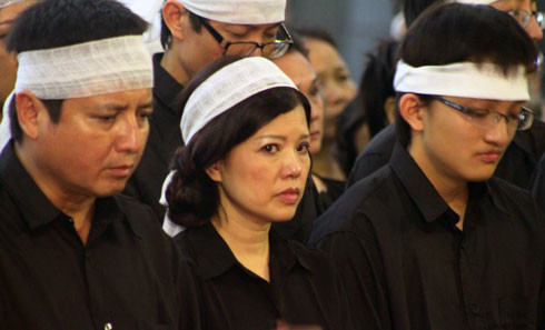 Chí Trung nghẹn ngà o trong tang lễ NSND Quý Dương