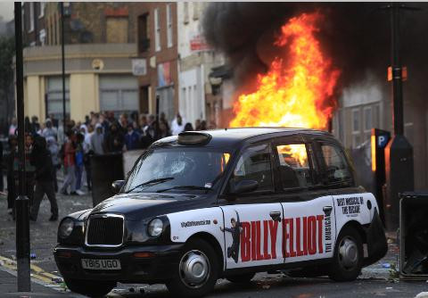Bạo loạn lan ra ngoà i London, Thủ tướng Anh họp khẩn Quốc hội