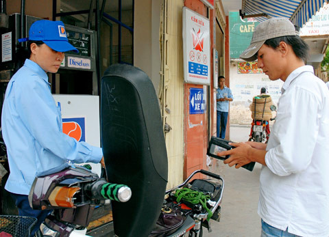 Cơ chế giá xăng thiệt thòi cho người tiêu dùng