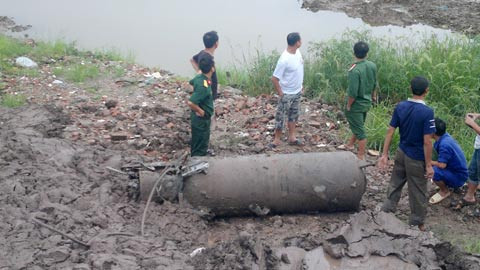 Phát hiện quả bom 2 tấn tại hồ Linh Đà m 