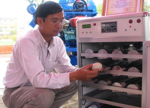 Nhà  nông trẻ sáng chế thà nh công máy ấp trứng gia cầm
