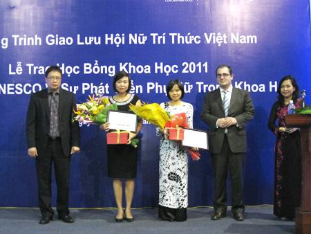 L'Oreal - Unesco trao học bổng cho 3 nữ nghiên cứu khoa học Việt Nam