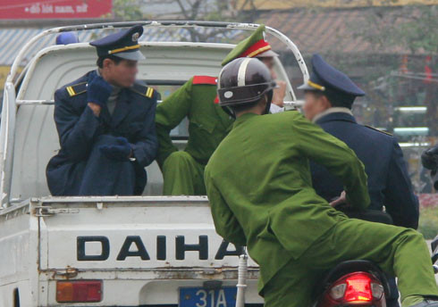 Hà  Nội: Thượng úy công an chử­i bới người dân