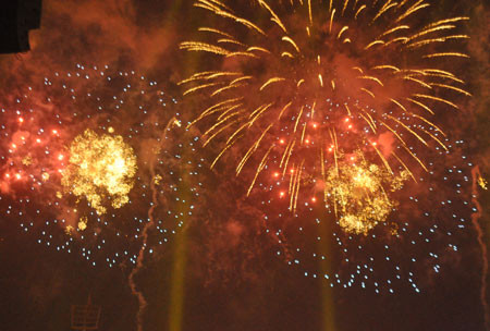 Bắn pháo hoa trong Chương trình Chà o đón năm mới 2012