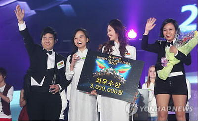 Nhóm ˜Tuxedo & ào dà i™ của Việt Nam đạt giải nhì ˜KPOP WORLD FESTIVAL 2011™ 