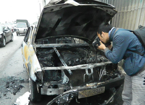 Xe Mercedes bất ngử cháy rụi trên đường Hà  Nội