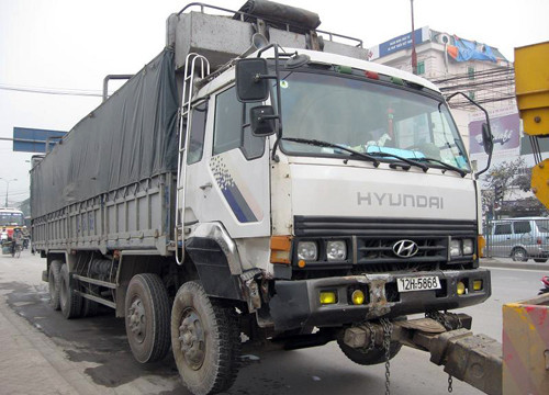 Hà  Nội: Lái xe tải thoát y thách thức CSGT
