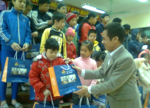 Báo Người Hà  Nội trao quà  từ thiện: ấm áp nghĩa tình