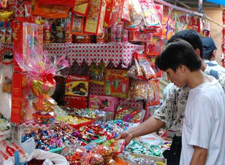 Hà  Nội: Bánh kẹo '3 không' hút khách