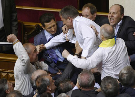 Các 'ông nghị' đánh nhau trong quốc hội Ukraine