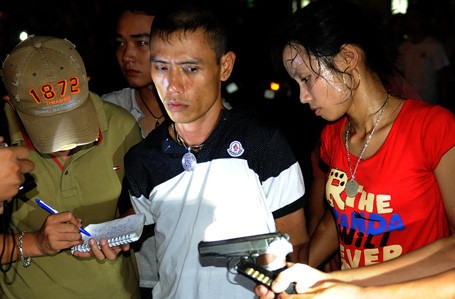 Hà  Nội: Cặp tình nhân mang súng và  ma túy, đi xế hộp 'dạo phố'