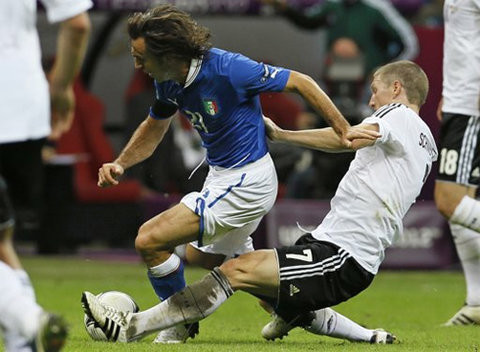 Quật ngã Đức, Italy hiên ngang và o chung kết 