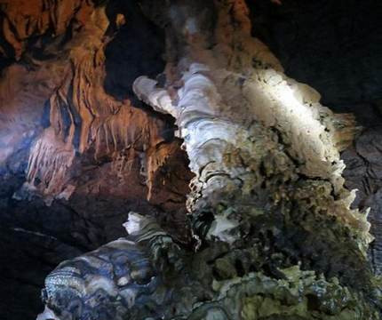 Thạch nhũ chuyển màu kỳ lạ trong động Phong Nha