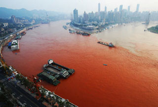 Sông Trường Giang đổi màu đỏ bí ẩn