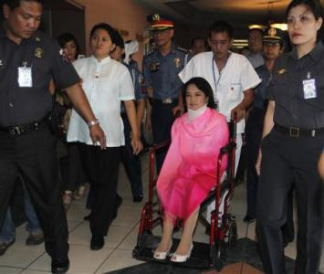 Cựu Tổng thống Philippines hầu tòa trên xe lăn