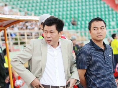Phí 'lót tay' bóp méo bóng đá Việt