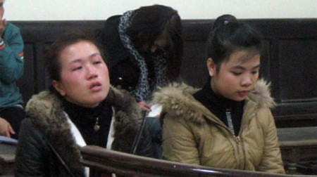 Hà  Nội: Má mì xinh đẹp khóc nức nở trước tòa