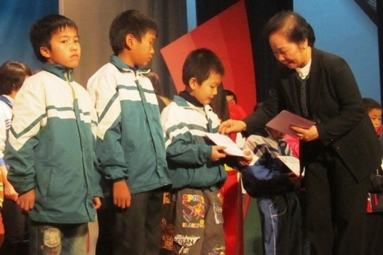 Trao 596 suất học bổng cho trẻ em nghèo, tại 4 tỉnh miửn Trung