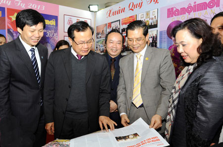 Bí thư Thà nh ủy Phạm Quang Nghị thăm Hội Báo xuân Quý Tửµ 2013 