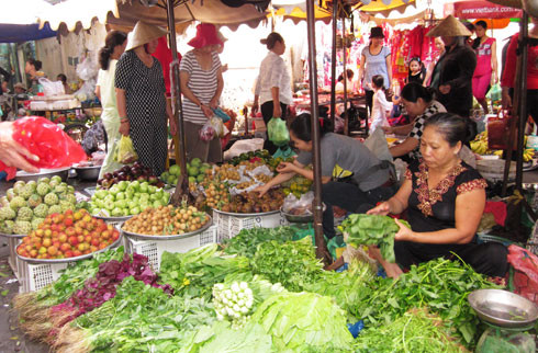 Chợ Tết ông Táo: Rau xanh giảm giá, thực phẩm đắt thêm