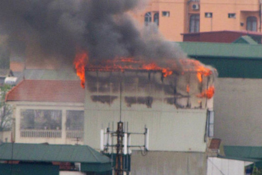 Hà  Nội: Cháy lớn tại cử­a hà ng phụ tùng ô tô ở Chợ Giời