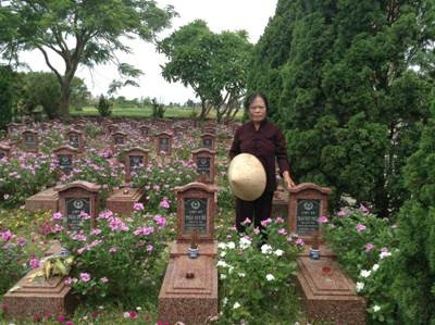 Gặp người phụ nữ trồng cả vườn hoa trong nghĩa trang liệt sĩ