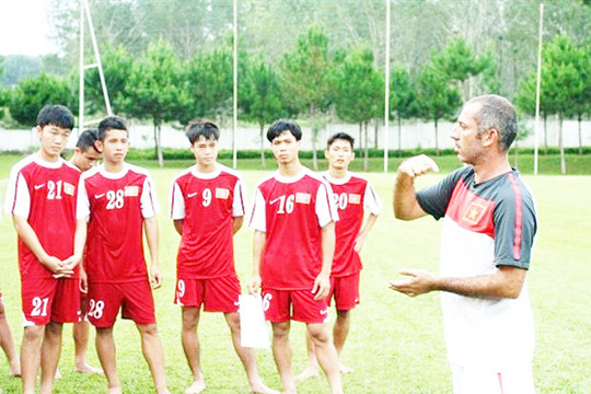 Chuyện U19 Việt Nam: Học đá bóng, và  học là m người 