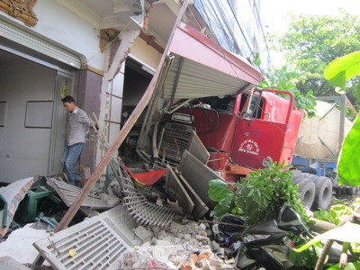 Tai nạn kinh hoà ng: Container đâm sập  nhà  dân