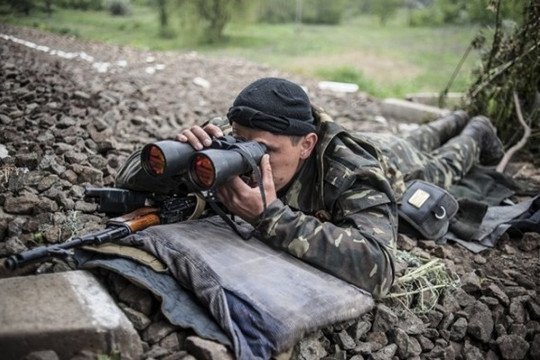 Căng tháº³ng Ukraina: Các tay súng Right Sector nã pháo và o xe cứu thương, 35 người thiệt mạng 