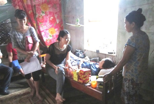 Thăm, tặng quà  cho gia đình hoà n cảnh khó khăn tại xã Hoa Sơn, Anh Sơn, Nghệ An