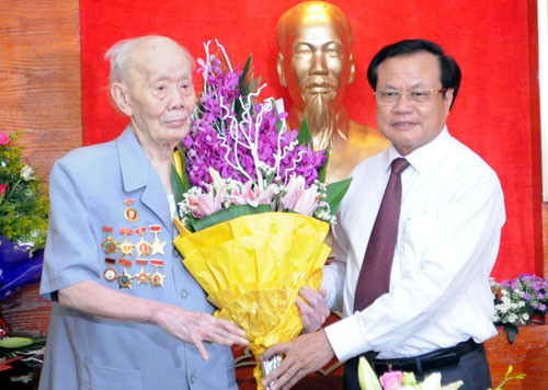 Bí thư Thà nh ủy Phạm Quang Nghị trao huy hiệu Đảng cho lão thà nh cách mạng