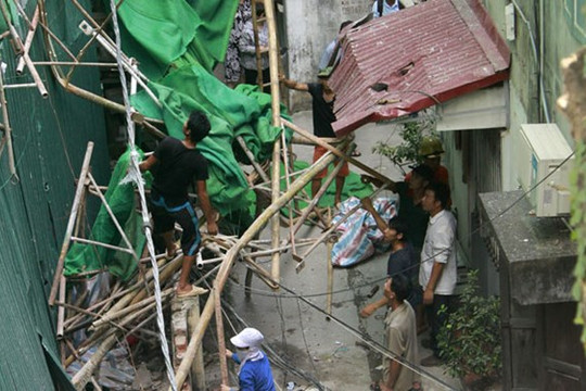 Già n giáo công trình văn phòng VietinBank đổ sập xuống nhà  dân
