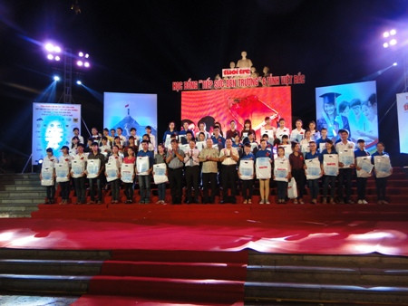  Trao 151 suất học bổng cho tân sinh viên học giửi của 6 tỉnh Việt Bắc