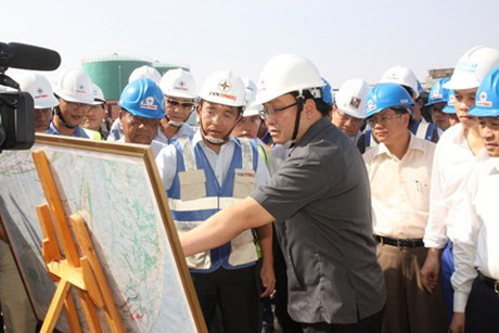 Phó Thủ tướng Hoà ng Trung Hải thị sát công trình luồng tà u biển sông Hậu