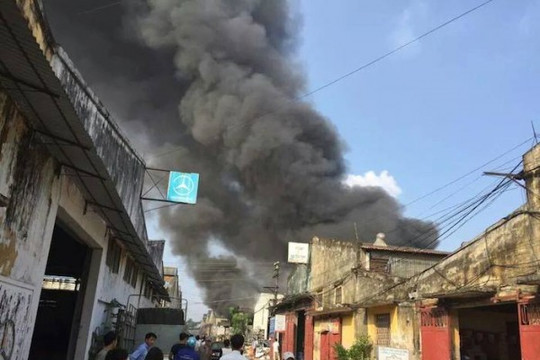 Hà  Nội: Cháy lớn tại một xưởng gỗ trên phố Đại Từ 