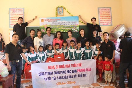 Tặng quà  học sinh nghèo trường Tiểu học Vầy Nưa huyện Đà  Bắc - Hòa Bình