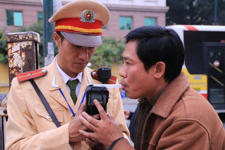 Hà  Nội: Công an T.p Hà  Nội tăng cường xử­ lý lái xe uống rượu, bia dịp Tết