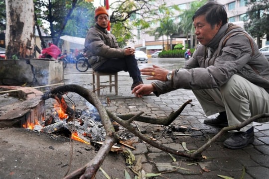 Hà  Nội rét đậm, người dân đốt lử­a sưởi ấm