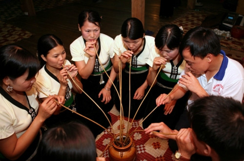 Phong tục uống rượu của người Thái ở Sơn La