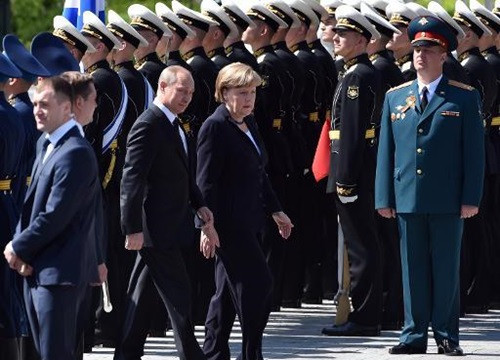 Putin, Merkel gặp mặt, bà n vử khủng hoảng Ukraine