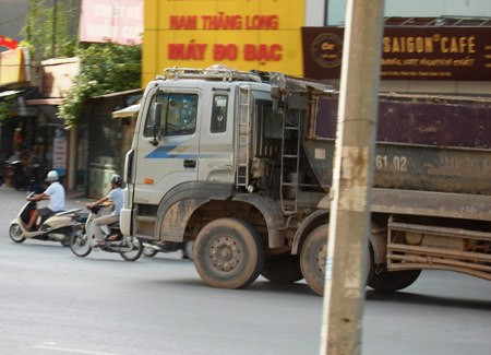 Đường Tố Hữu (quận Hà  Đông, Hà  Nội): Xe lắp còi hơi là m...loạn phố