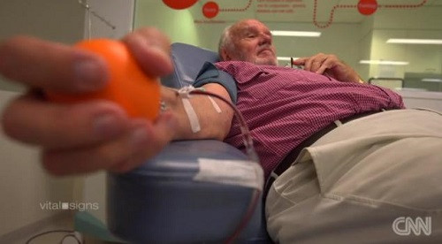 Dòng máu ˜và ng™ của cụ ông cứu hơn 2 triệu mạng sống