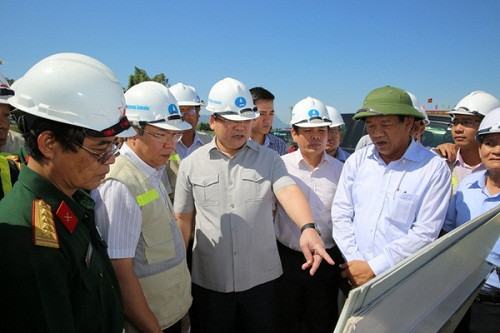 Phó Thủ tướng Hoà ng Trung Hải thị sát dự án cao tốc Đà  Nẵng - Quảng Ngãi