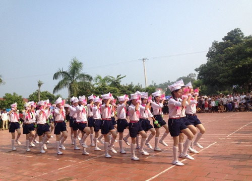 Hơn 200 em đội viên xã Thanh Lâm hà o hứng tham gia hội thi  Nghi thức và  múa hát tập thể 