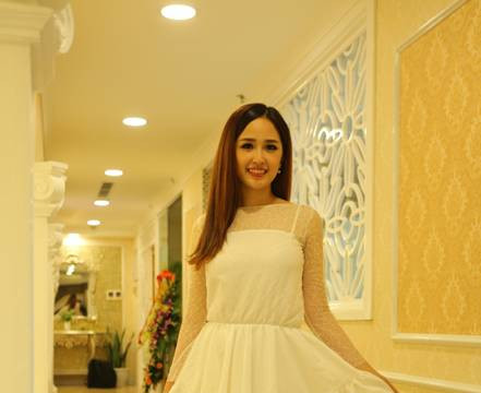 Hoa hậu Mai Phương Thúy diện váy trắng đẹp hút hồn