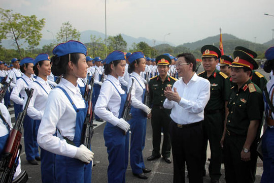 Chủ tịch UBND TP Nguyễn Thế Thảo thăm, động viên các chiến sử¹ luyện tập chuẩn bị cho Lễ diễu binh, diễu hà nh ngà y 2/9 