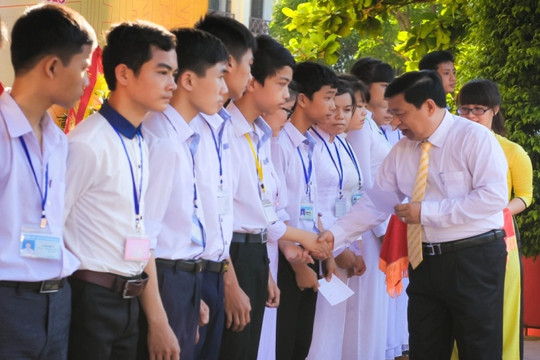 Trường THPT chuyên Phan Bội Châu (NghêÌ£ An) và o năm học mới