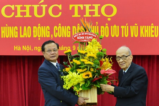 Lãnh đạo Thà nh phố chúc thọ Giáo sư Vũ Khiêu